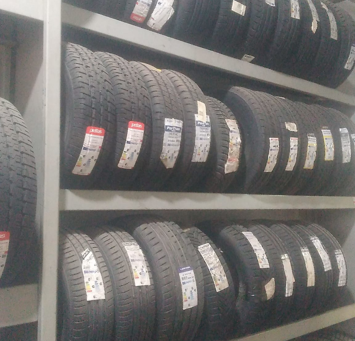 Sıralanmış çeşitli araba lastikleri